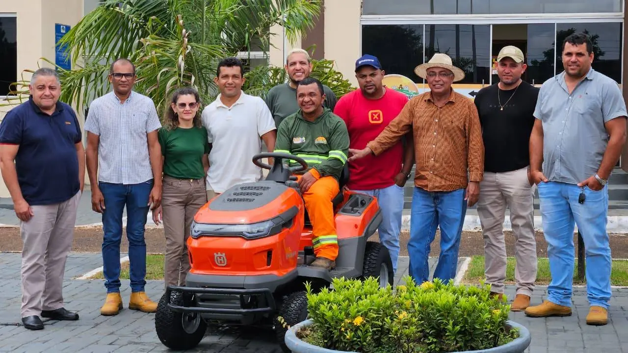 Prefeitura recebe novo trator cortador de grama para manutenção de espaços públicos