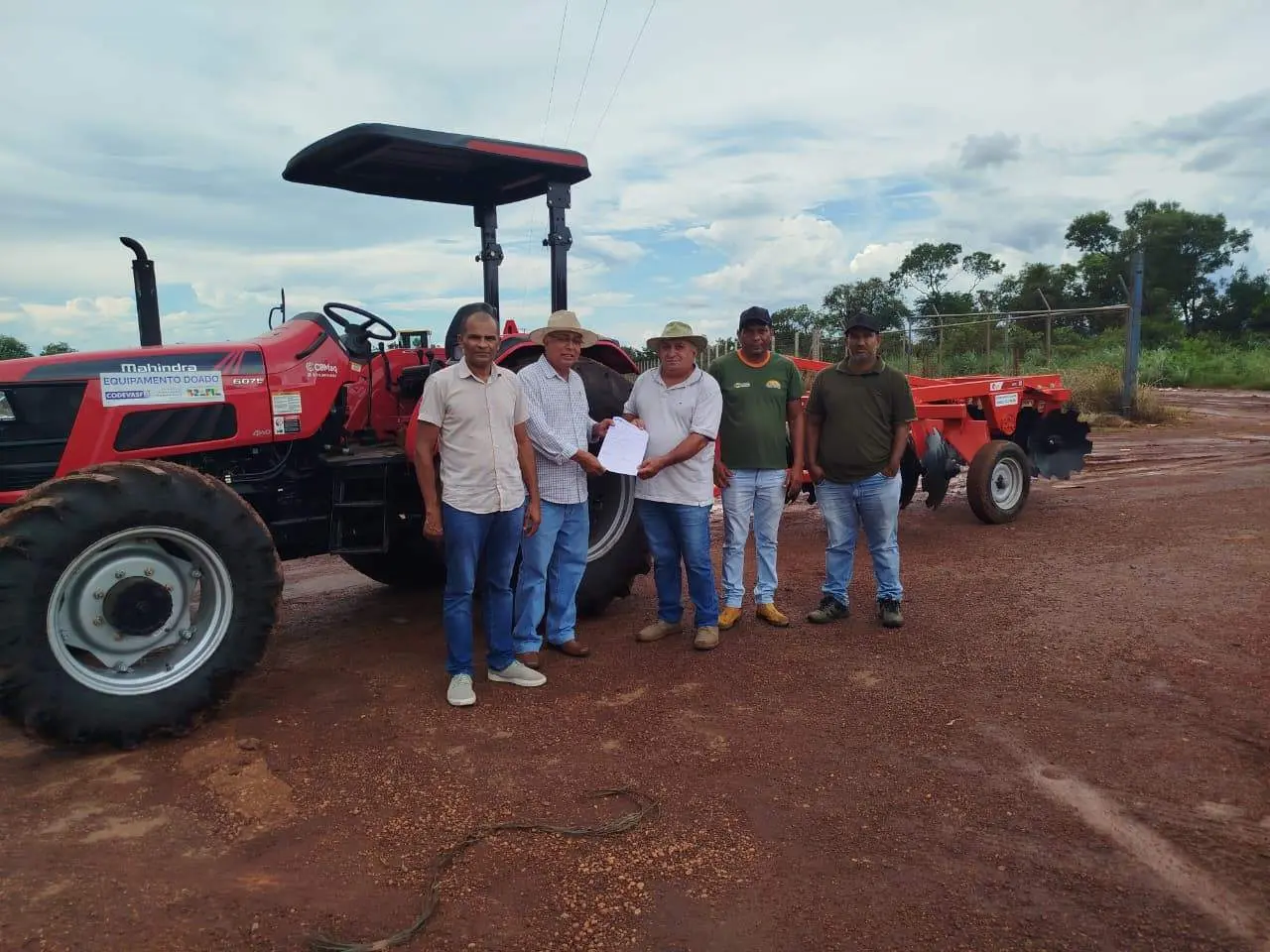 Prefeito Deusimar conquista novo trator para a agricultura do Município