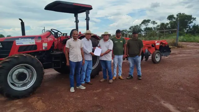 Prefeito Deusimar conquista novo trator para a agricultura do Município