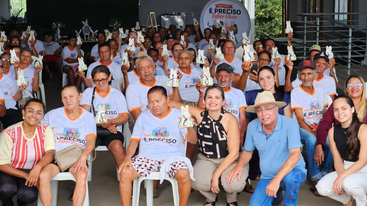 Idosos e crianças recebem ovos de chocolate em celebração à Páscoa