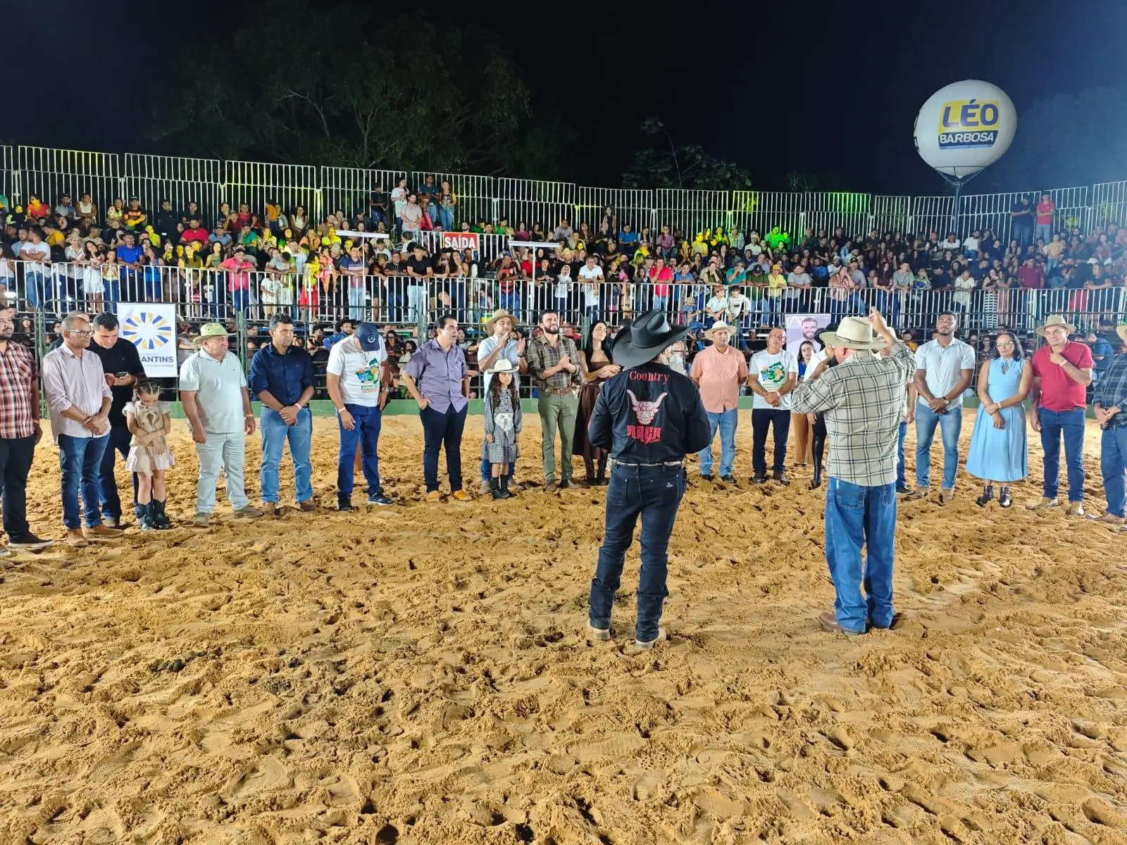 Arena lotada marca início do Rodeio nas comemorações dos 37 anos de Aparecida do Rio Negro