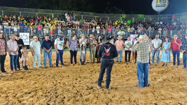 Arena lotada marca início do Rodeio nas comemorações dos 37 anos de Aparecida do Rio Negro