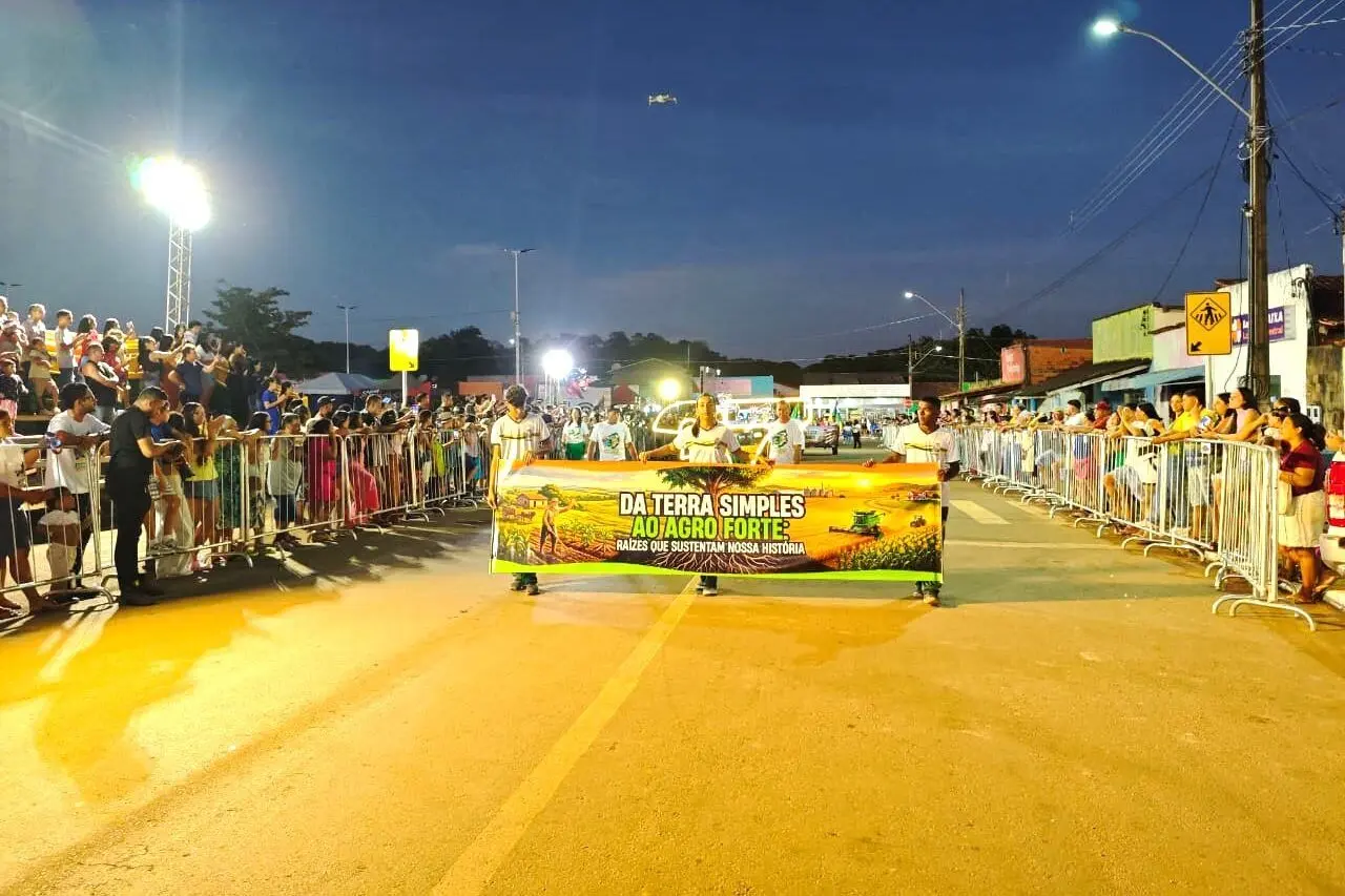 Desfile Cívico retrata história de Aparecida por meio de personagens e trajetória da Terra Simples ao Agro Forte