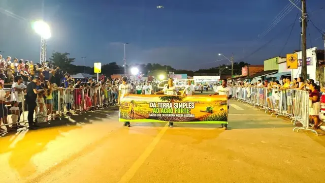 Desfile Cívico retrata história de Aparecida por meio de personagens e trajetória da Terra Simples ao Agro Forte