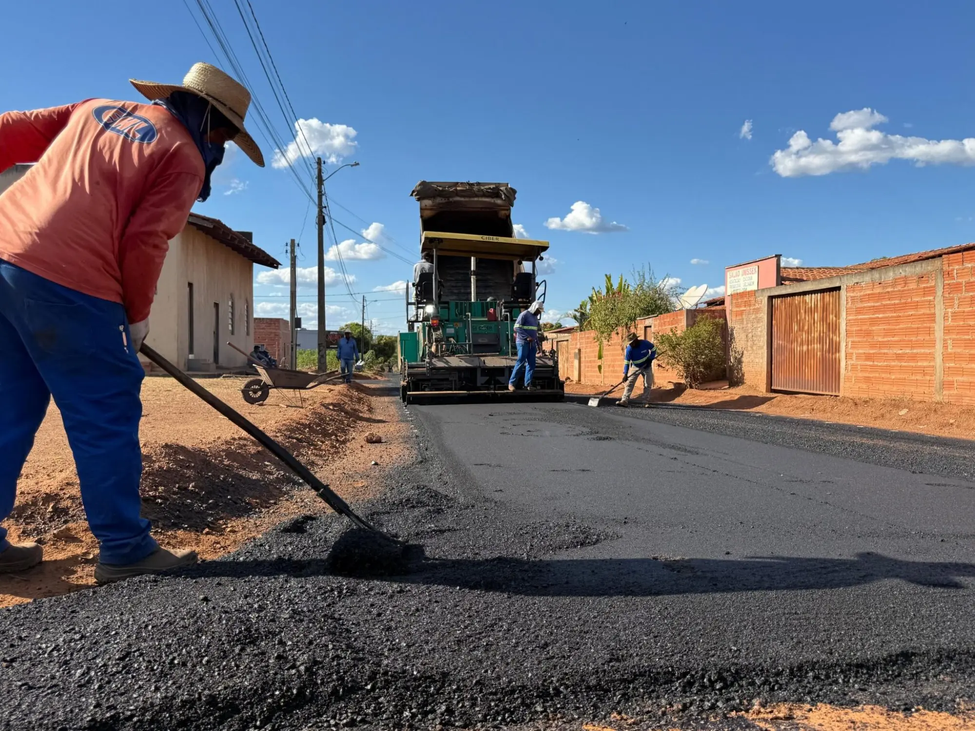 APARECIDA: Obra de pavimentação entra em nova fase com aplicação de material asfáltico
