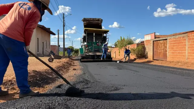 APARECIDA: Obra de pavimentação entra em nova fase com aplicação de material asfáltico